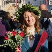 Graduada en mediación lingüística y cultural, enseñó inglés e italiano a distintos niveles.